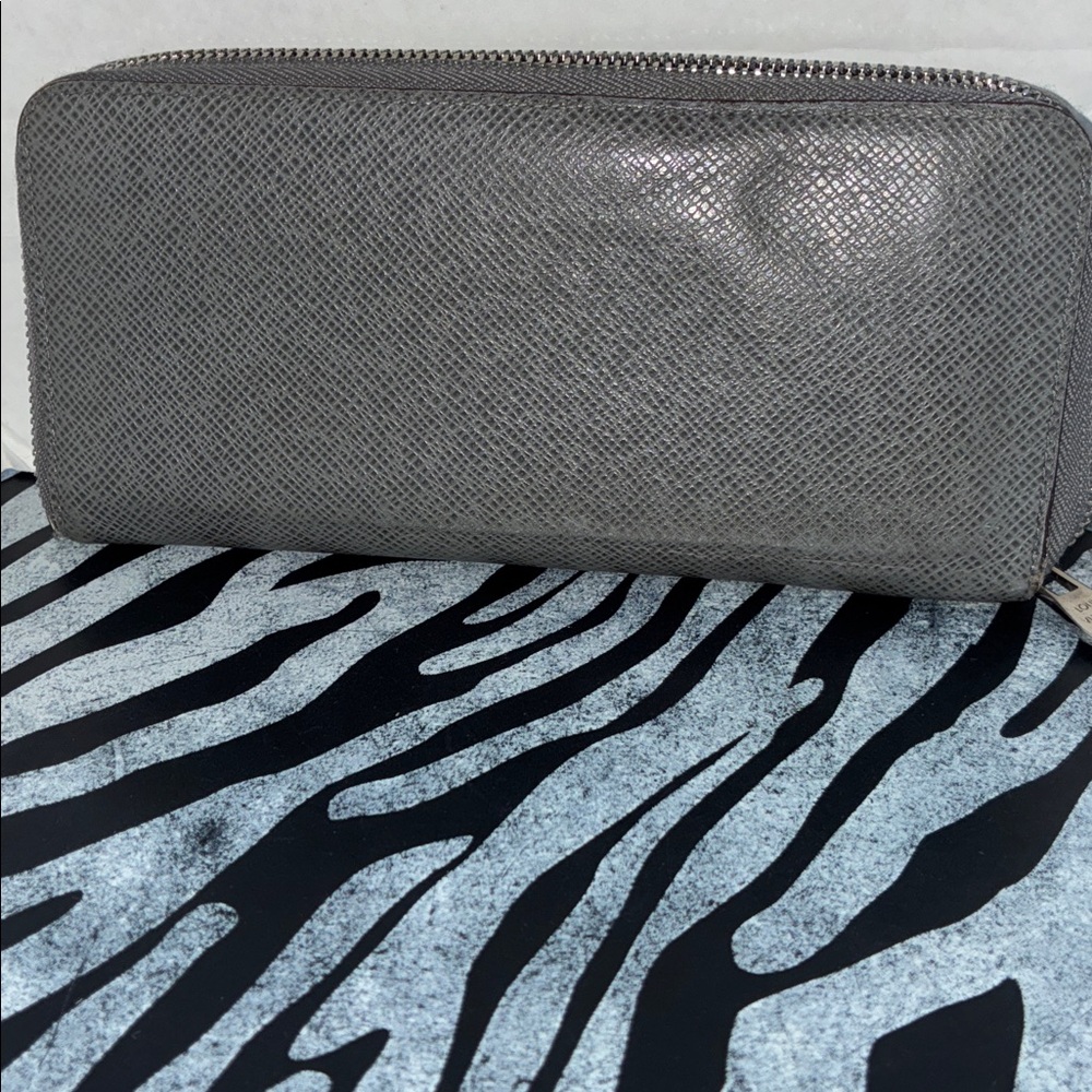 Louis Vuitton Silver Tiaga Wallet - Picture 4 of 17